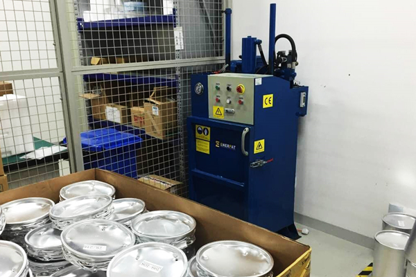 天津某壓縮機(jī)公司定制油桶壓扁機(jī)案例